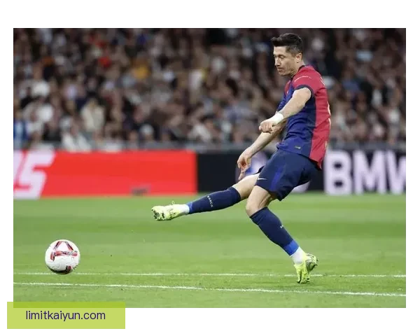 莱万多夫斯基与拉波尔塔会面后，未来去向引发关注